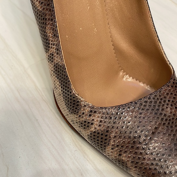 Gucci snakeskin pumps. Pointed toe, python snakeskin, 4 inch heal. Size 9B - Picture 8 of 8